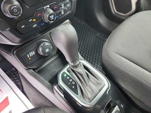 Used 2021 Jeep Renegade Latitude AWD/4WD image 18