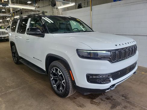 Used 2025 Jeep Wagoneer Series II image 2