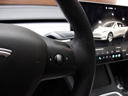 Used 2022 Tesla Model Y Long Range image 34