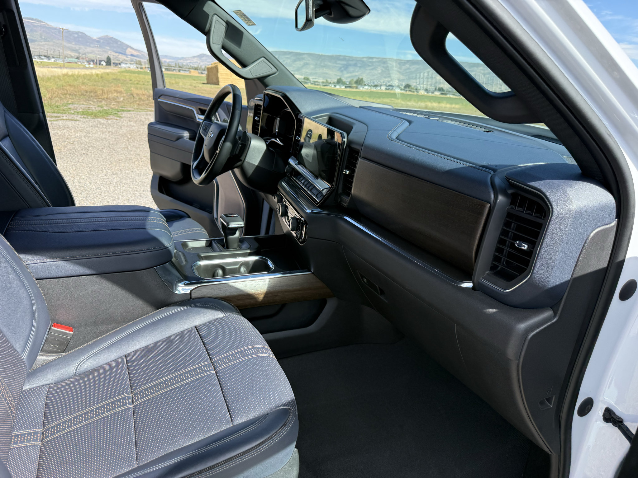 Used 2023 Chevrolet Silverado 1500 High Country AWD/4WD image 38
