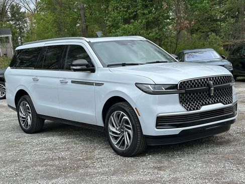 New 2026 Lincoln Navigator L Reserve AWD/4WD image 31