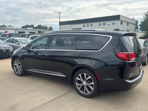 Used 2017 Chrysler Pacifica Limited FWD image 6