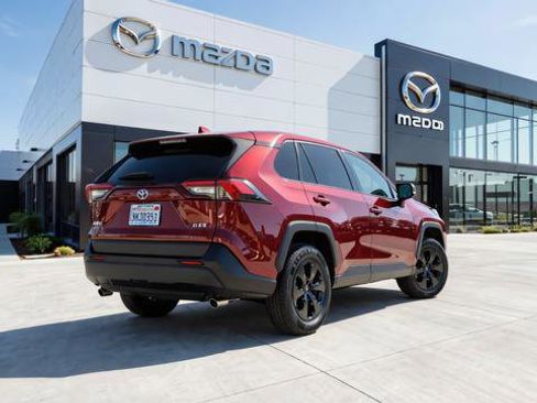 Used 2022 Toyota RAV4 LE image 6