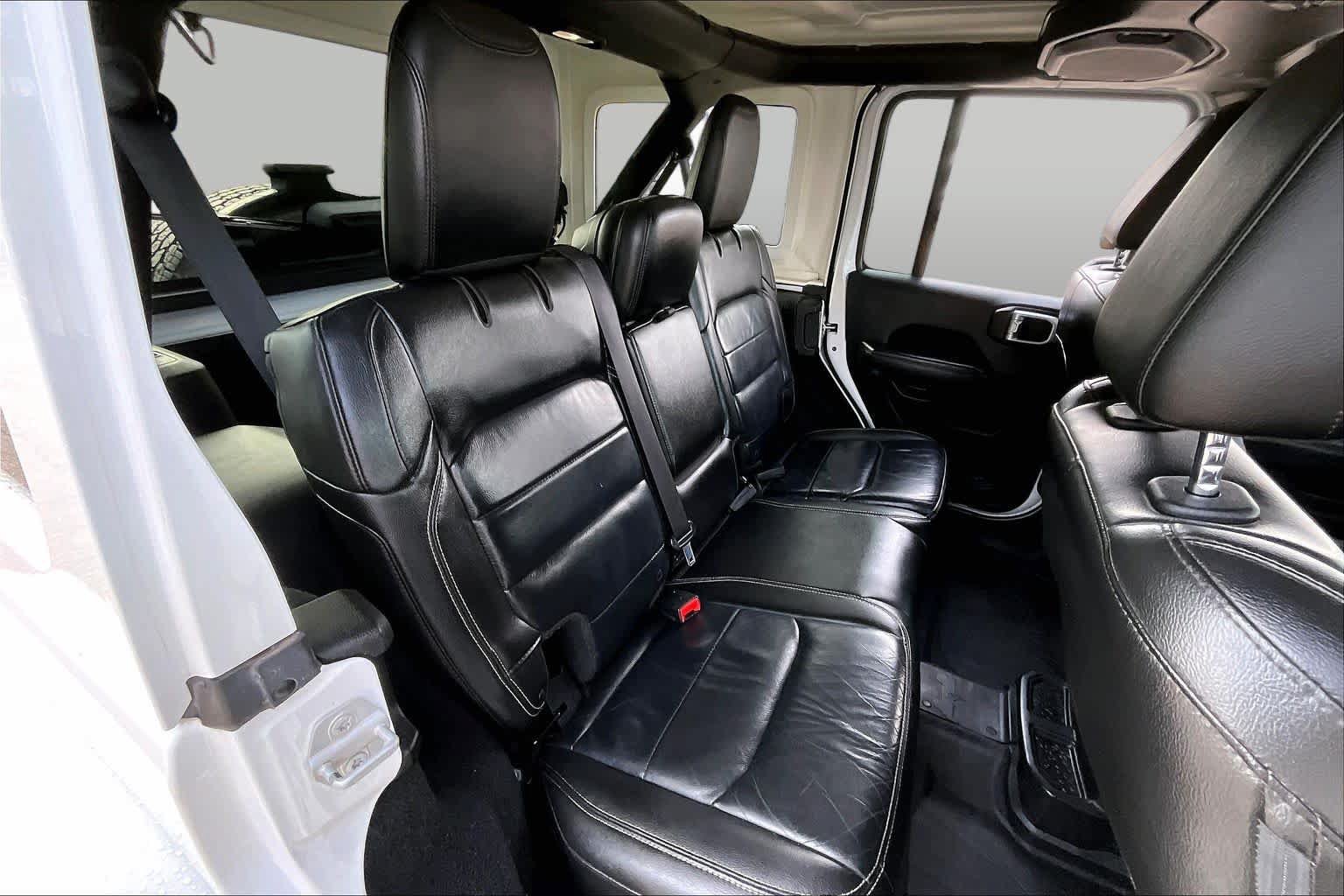 Used 2018 Jeep Wrangler Unlimited Sahara AWD/4WD image 18