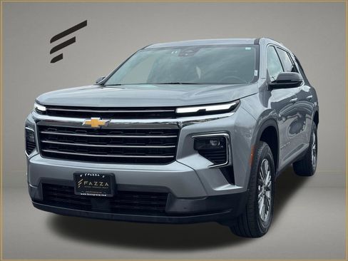 Used 2025 Chevrolet Traverse LT image 1