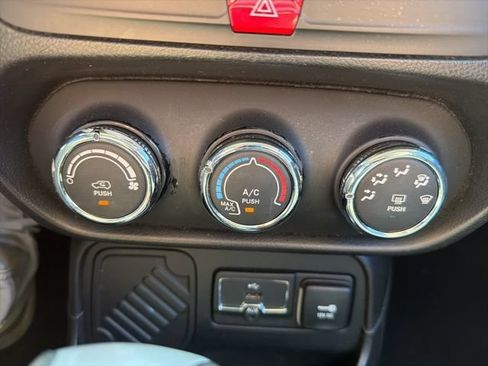 Used 2016 Jeep Renegade Latitude FWD image 24