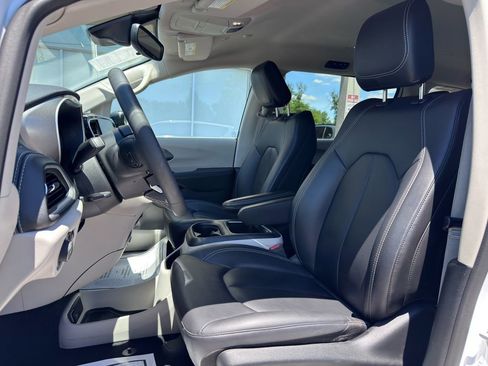 Used 2024 Chrysler Pacifica Limited FWD image 16