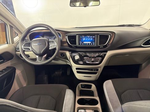 Used 2018 Chrysler Pacifica LX FWD image 26