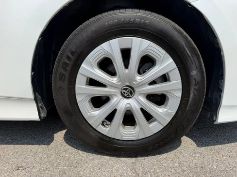 Used 2021 Toyota Prius L Eco FWD image 12