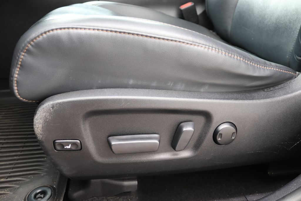 Used 2019 Toyota Highlander XLE AWD/4WD image 28