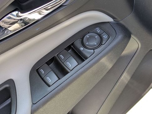 Used 2023 Chevrolet Equinox LS w/ LS Convenience Package FWD image 11