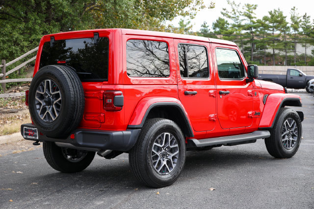 Used 2026 Jeep Wrangler Unlimited Sahara AWD/4WD image 2