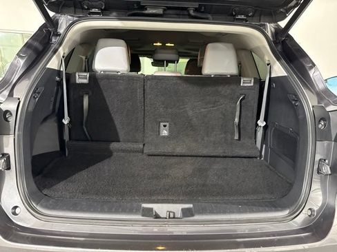 Used 2021 Toyota Highlander XLE FWD image 12