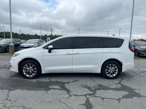 Used 2023 Chrysler Pacifica Touring-L image 2