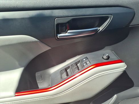 Used 2022 Toyota Highlander XLE image 18