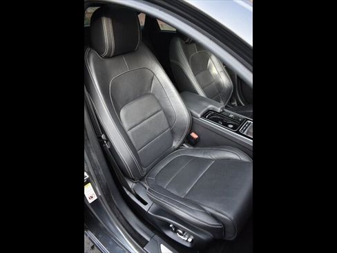 Used 2016 Jaguar XF S image 32