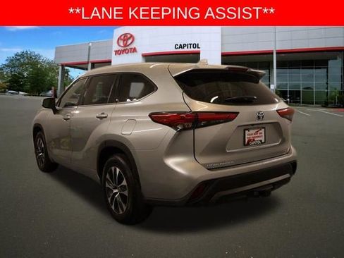 Used 2022 Toyota Highlander XLE AWD/4WD image 5