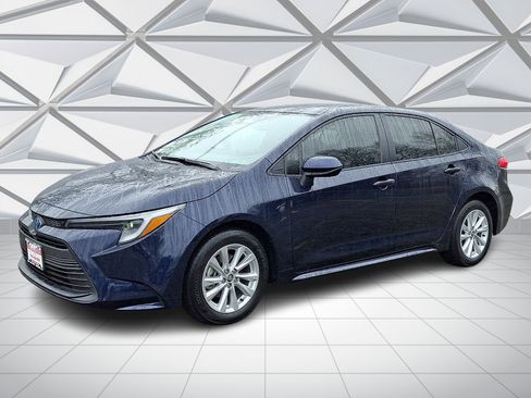 Used 2025 Toyota Corolla LE w/ LE Premium Package image 5