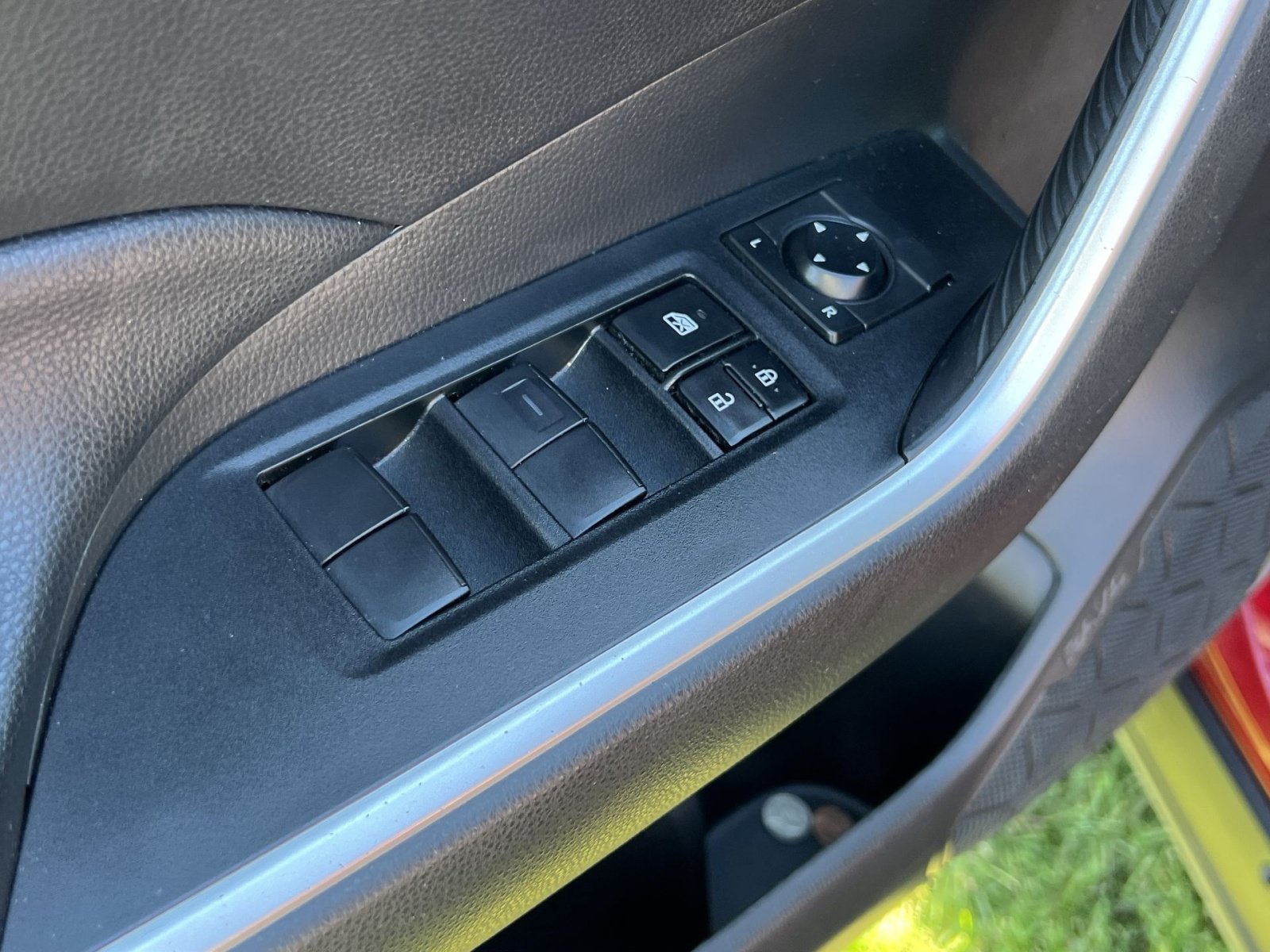 Used 2021 Toyota RAV4 LE AWD/4WD image 12