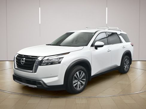 Certified 2025 Nissan Pathfinder SL FWD image 3
