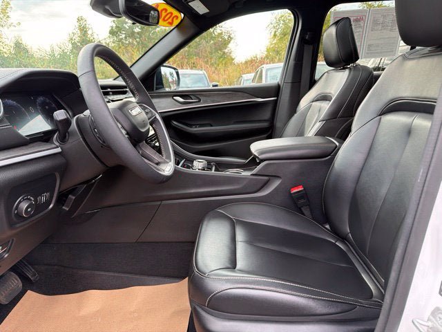 Used 2024 Jeep Grand Cherokee Limited w/ Black Appearance Package AWD/4WD image 12