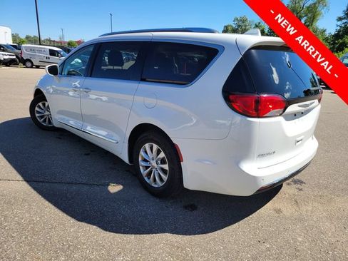 Used 2018 Chrysler Pacifica Touring-L Plus FWD image 5