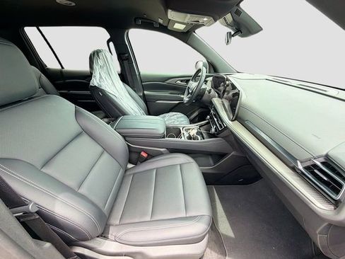 Used 2025 Chevrolet Traverse LT FWD image 13