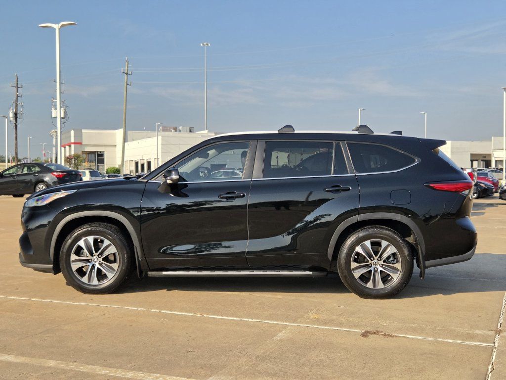 Used 2023 Toyota Highlander XLE FWD image 6