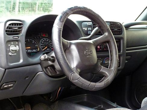 Used 2001 Chevrolet S10 Pickup LS AWD/4WD image 12