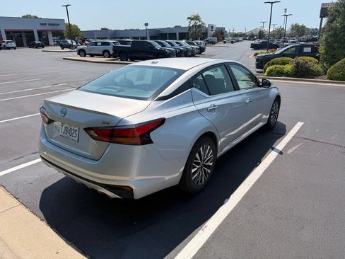 Used 2023 Nissan Altima 2.5 SV w/ SV Premium Package FWD image 5