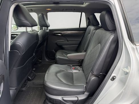 Used 2023 Toyota Highlander Platinum AWD/4WD image 12