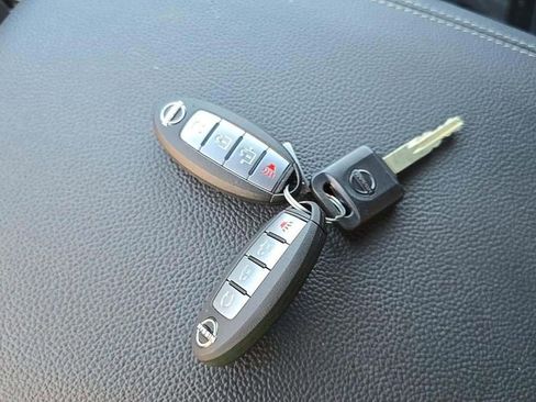 Used 2024 Nissan Titan SV w/ SV Bronze Edition Package image 16