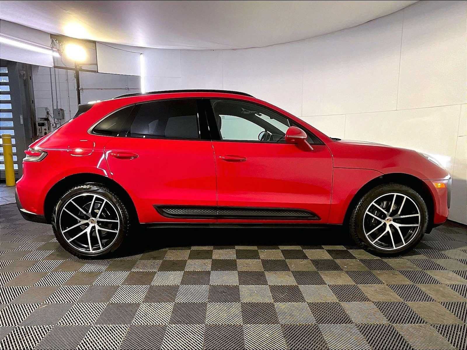 Certified 2023 Porsche Macan AWD/4WD image 8