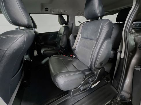 Used 2015 Toyota Sienna SE w/ SE Preferred Package image 29