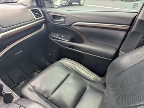 Used 2014 Toyota Highlander Limited Platinum FWD image 18