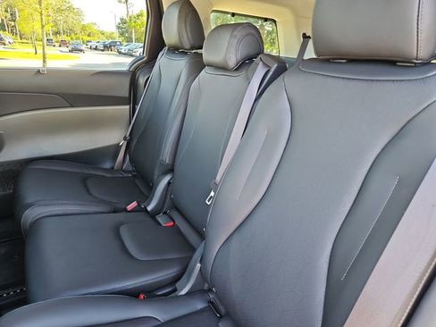 Used 2025 Kia Carnival EX image 10