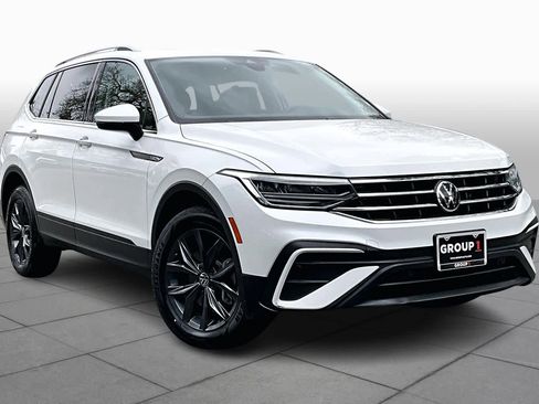 Certified 2023 Volkswagen Tiguan SE w/ Panoramic Sunroof Package image 3