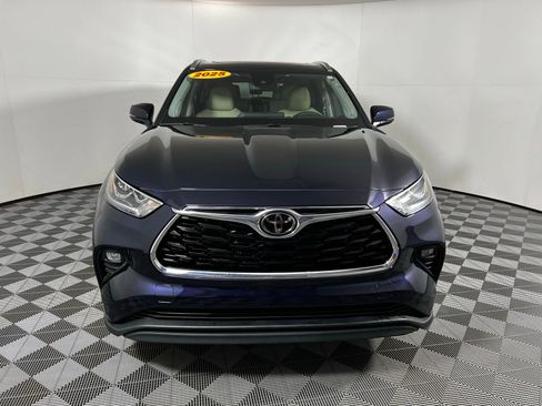 Certified 2025 Toyota Highlander Limited image 2