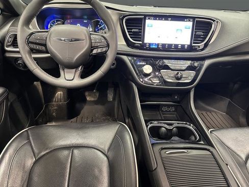 Used 2022 Chrysler Pacifica Limited w/ Uconnect Theater Family Group image 5