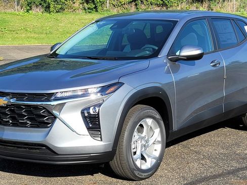 New 2026 Chevrolet Trax LS w/ LS Convenience Package FWD image 3