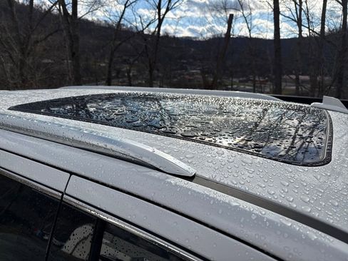 Used 2023 GMC Yukon SLT w/ SLT Premium Package image 14