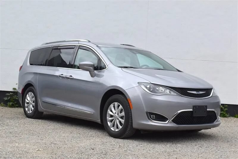 Used 2018 Chrysler Pacifica Touring-L FWD image 1