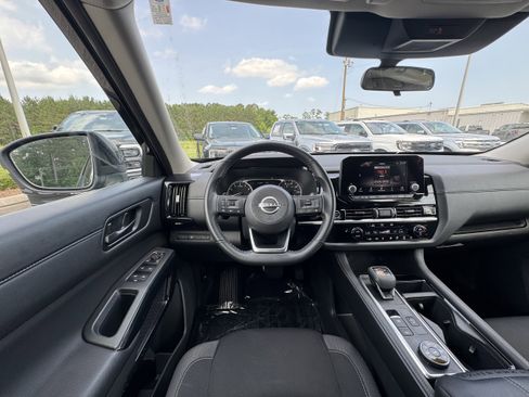 Used 2024 Nissan Pathfinder SV image 12