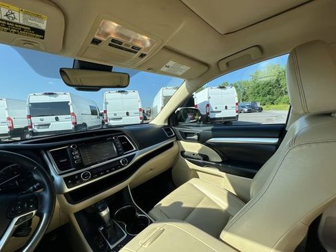 Used 2019 Toyota Highlander XLE AWD/4WD image 11