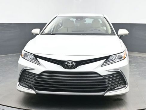 Used 2022 Toyota Camry XLE FWD image 3