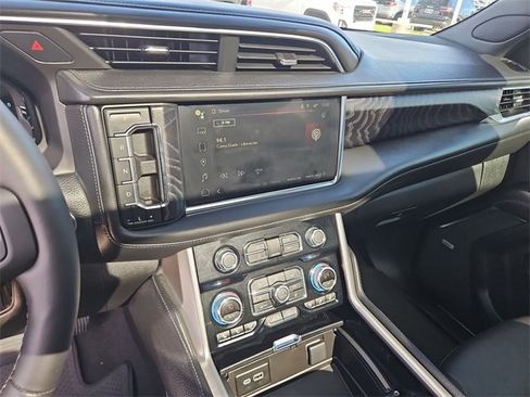 Used 2024 GMC Yukon Denali w/ Advanced Technology Package image 11