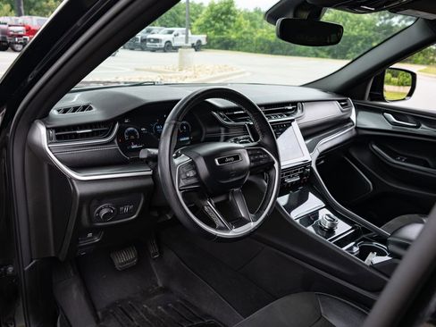 Used 2022 Jeep Grand Cherokee Altitude AWD/4WD image 13