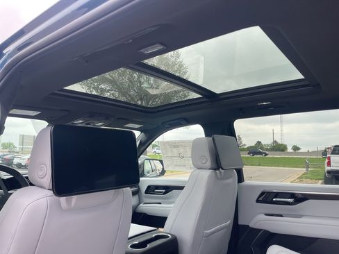 New 2025 Chevrolet Suburban Premier image 19