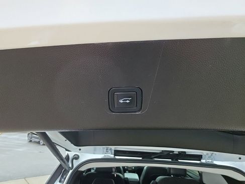 Used 2021 Chevrolet Traverse RS AWD/4WD image 33