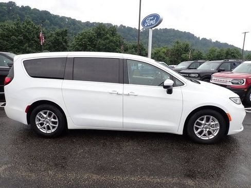 Used 2023 Chrysler Pacifica Touring-L FWD image 9